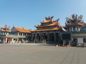 Day 7 - A temple after an earthquake &  the pineapple road to Chiayi